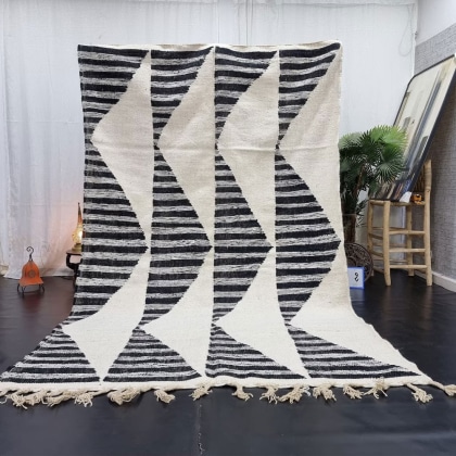 Geometric black and white kilim berber rug