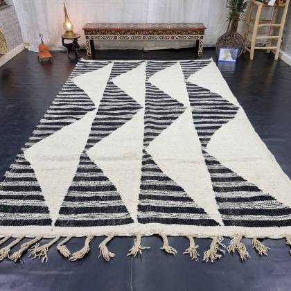 Geometric black and white kilim berber rug