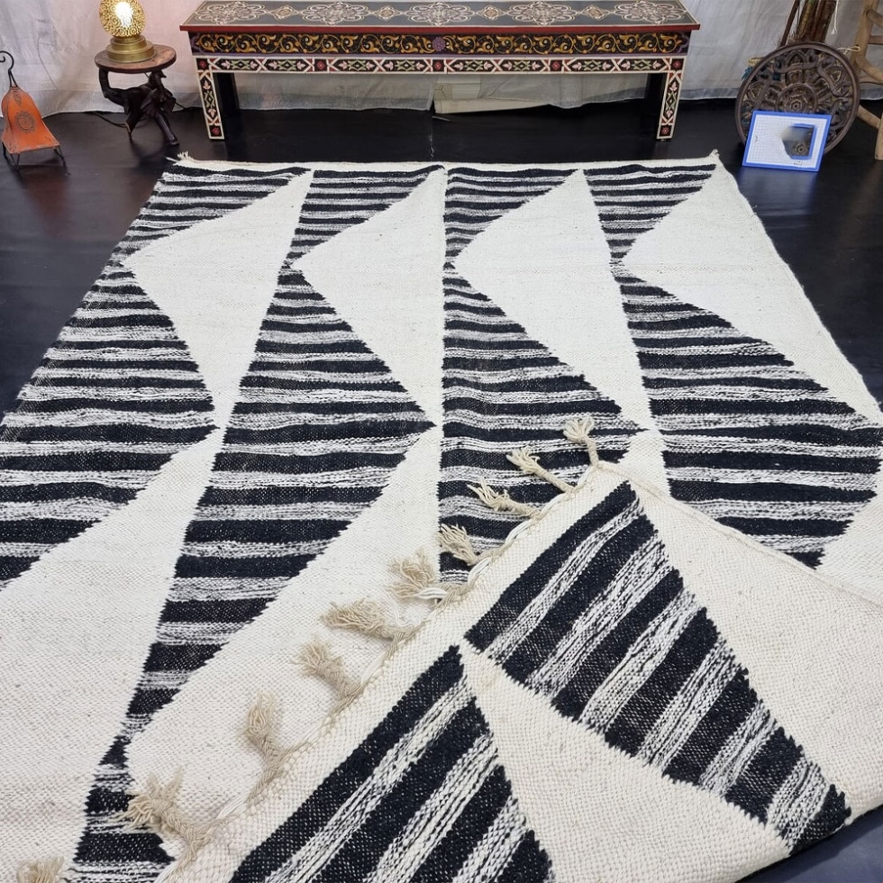 Geometric black and white kilim berber rug