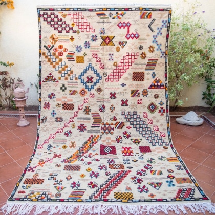 Traditional white Akhnif Berber kilim rug